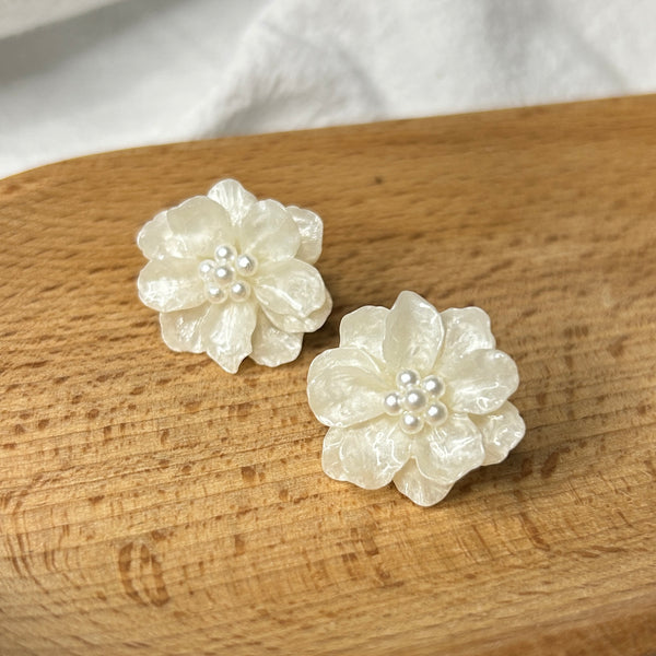 White Flower With Pearl Earrings